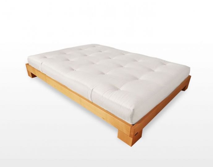 Bett Cube - Stabiles Massivholzbett für alle Matratzen geeignet. Abbildung mit Futon.
